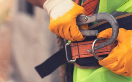 保護高空作業(yè)人員安全的重要裝備--防墜落套裝