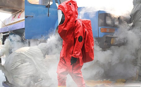 穿戴重型防化服，做好防護安全措施