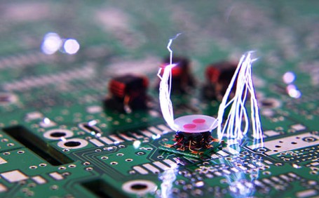 電子設(shè)備類工廠為什么必須穿防靜電安全鞋？