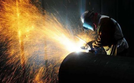 選擇焊工服材質(zhì)可從安全、舒適以及環(huán)保入手