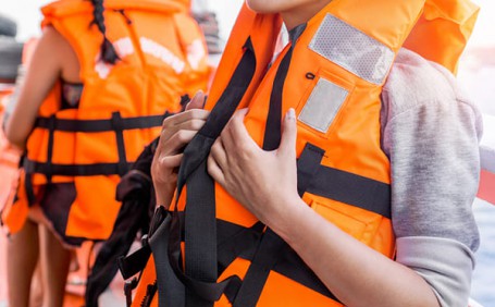 救生衣，你的水上保護(hù)神：如何正確穿戴和使用救生衣