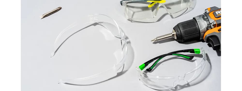 佩戴防沖擊眼鏡，為工作場(chǎng)所的眼睛安全加把保險(xiǎn)