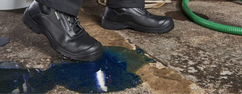 選擇合適的防化學(xué)品鞋，保障工作人員安全