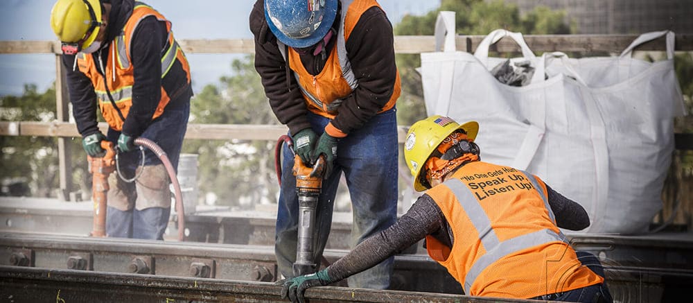 在施工場(chǎng)合里，常用的安全防護(hù)用品有哪些？