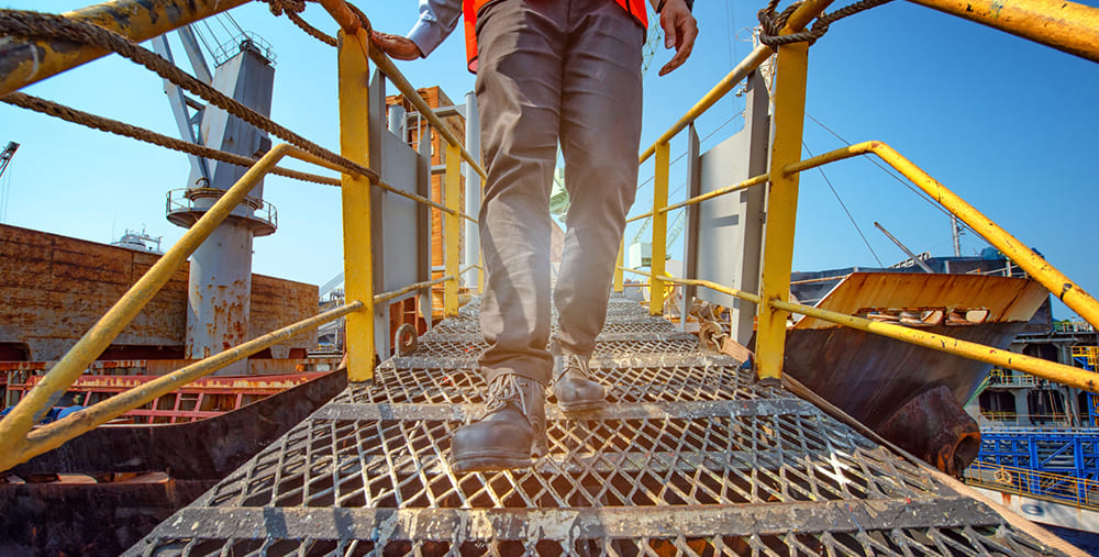 為什么工廠在采購勞保用品時(shí)總是要配置勞保鞋？